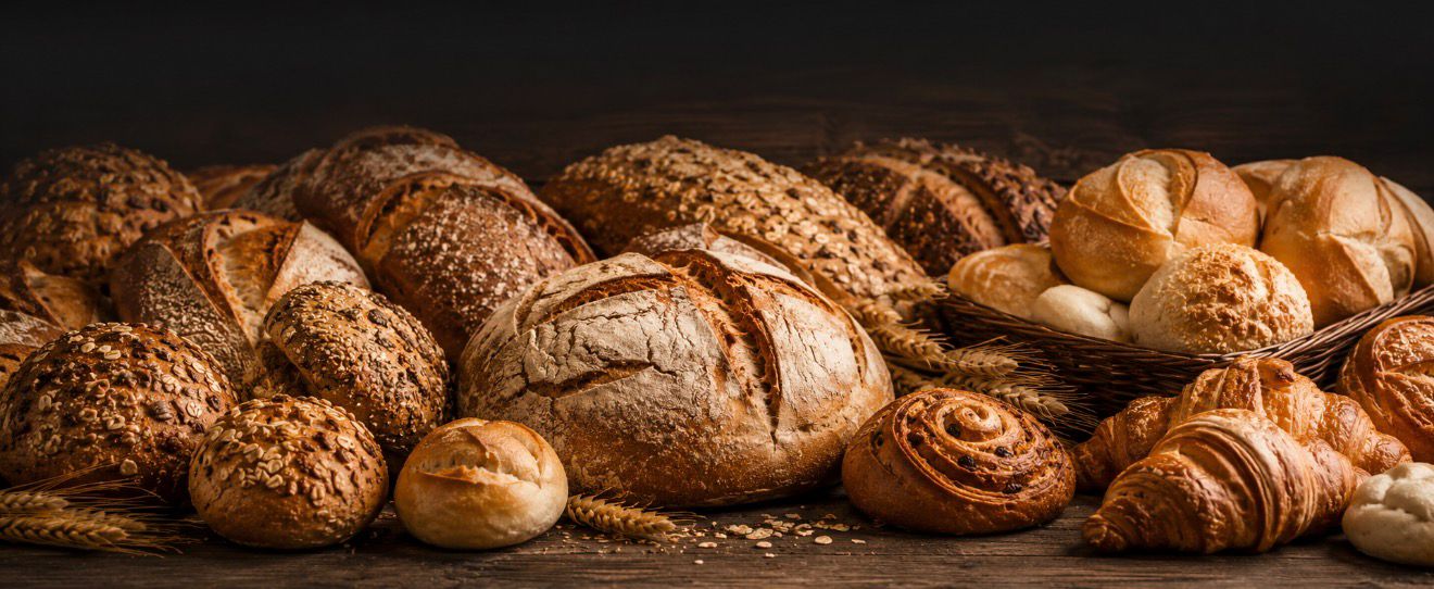 Frische Backwaren auf rustikalem Holz